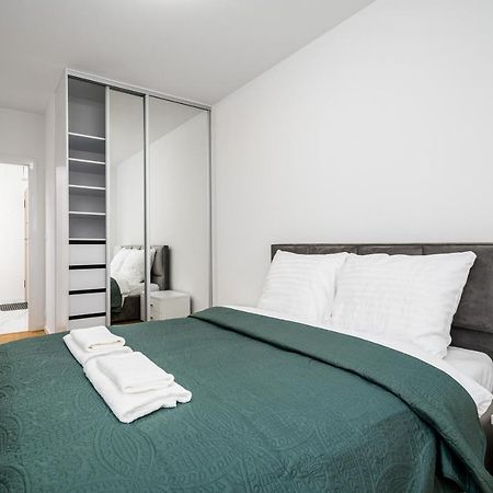 Warsaw Apartments 1 Sierpnia Street מראה חיצוני תמונה