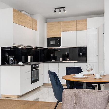 Warsaw Apartments 1 Sierpnia Street מראה חיצוני תמונה
