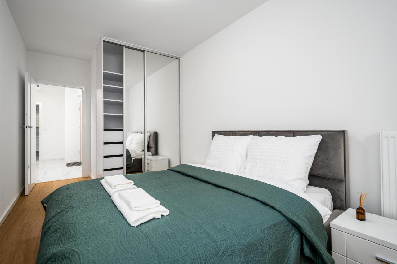 Warsaw Apartments 1 Sierpnia Street מראה חיצוני תמונה