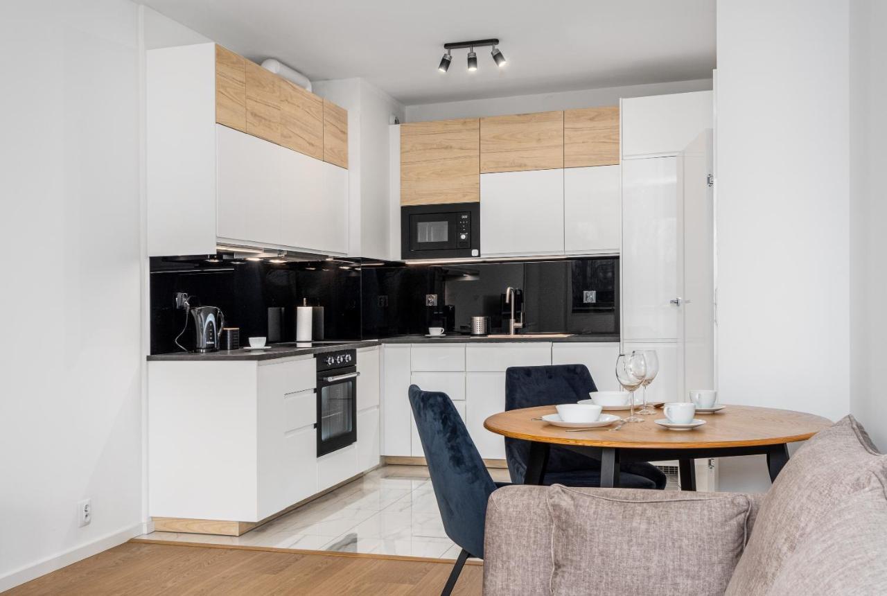 Warsaw Apartments 1 Sierpnia Street מראה חיצוני תמונה